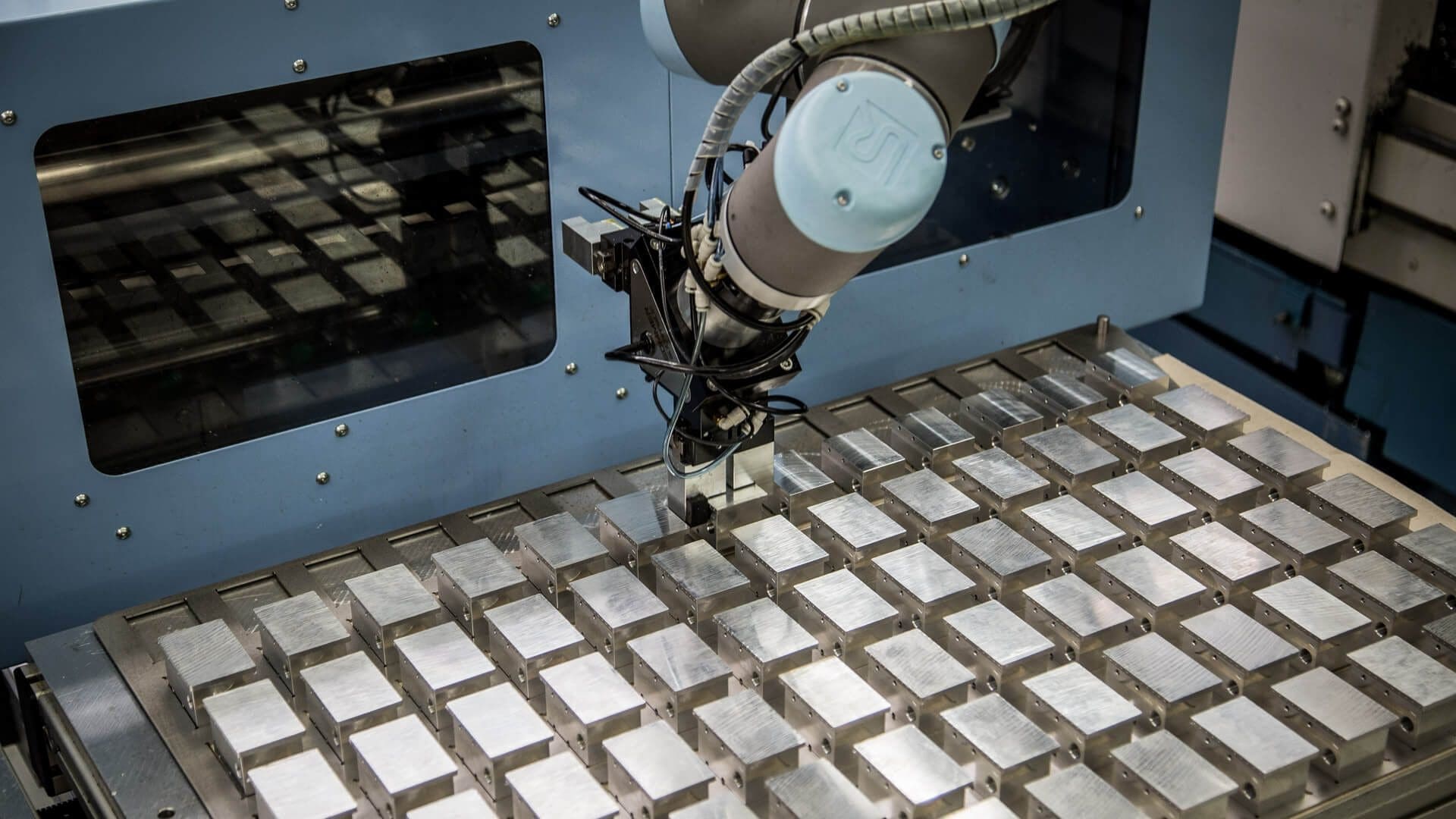 maschinenbeschickungslösung mit einem cobot