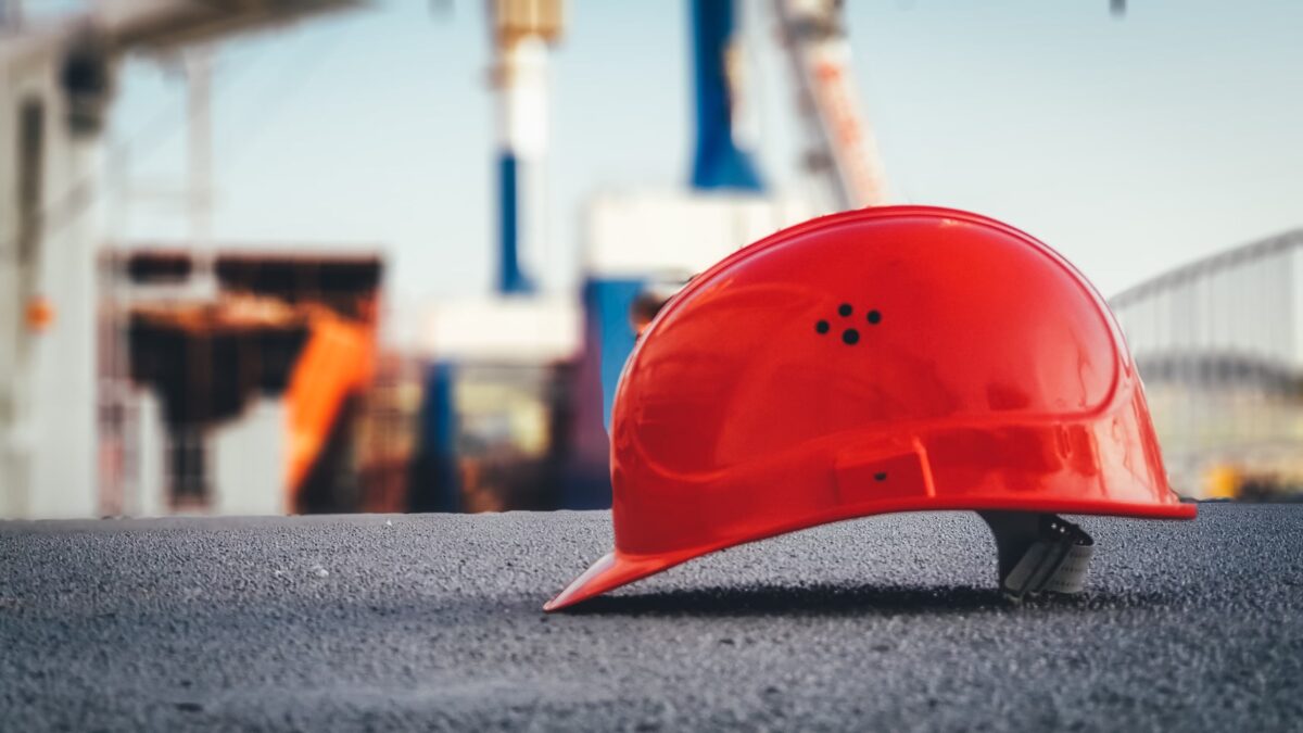 einer roter Helm auf einer Betonfläche