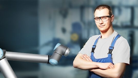 Mann mit Schutzbrille neben einem Cobot