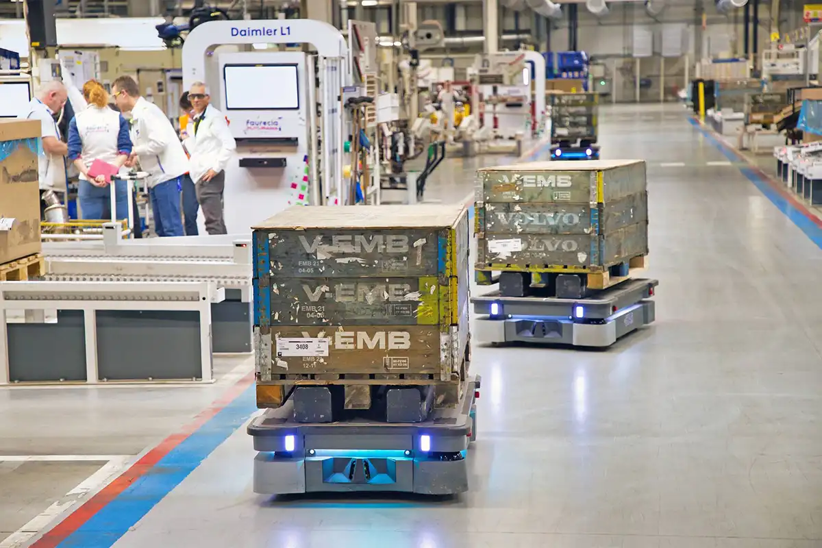 autonome mobile roboter (amr) transportieren paletten